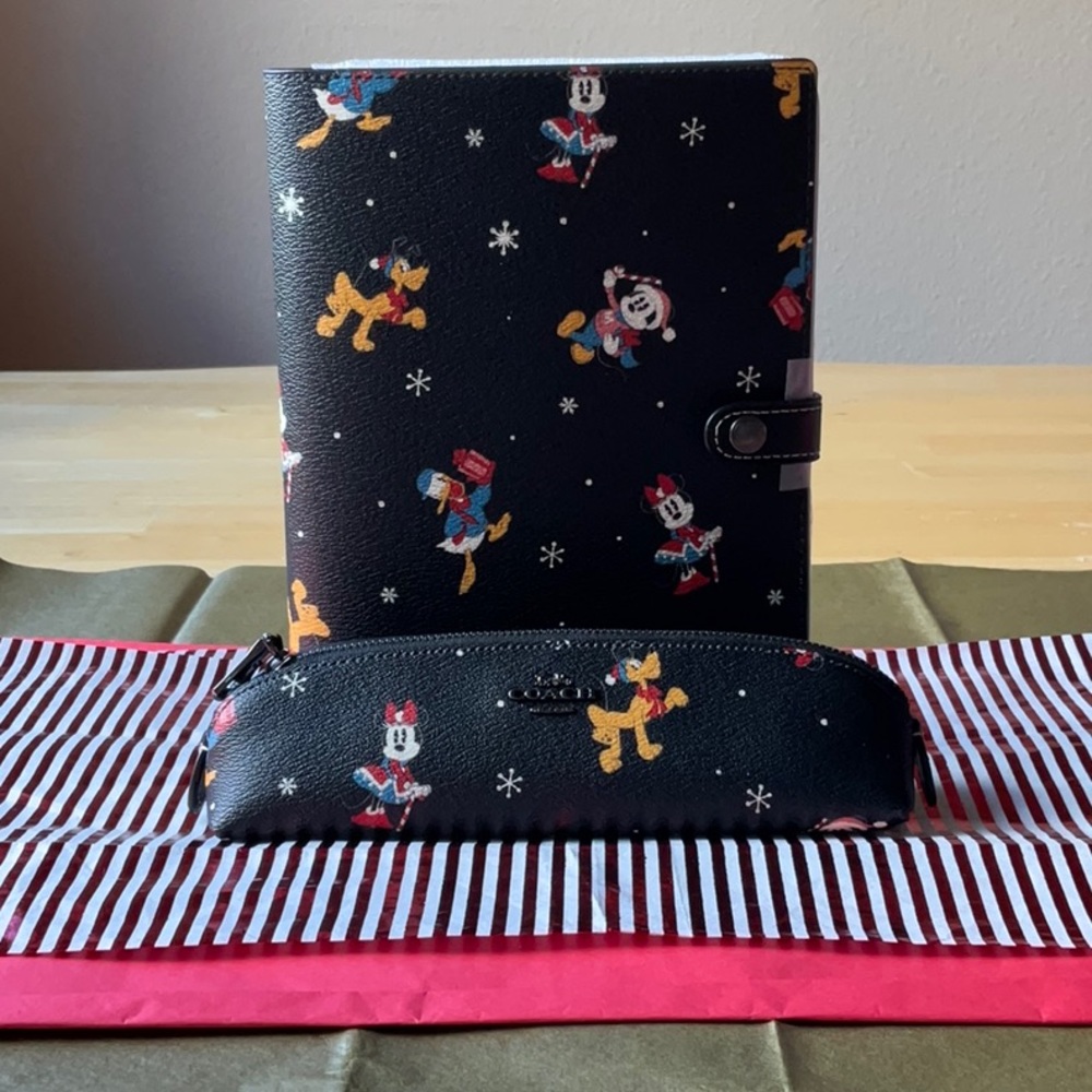 🎁 DISNEY X COACH NOTEBOOK & PENCIL CASE & DUSTCOVER WITH HOLIDAY PRINT 🎁 - Picture 14 of 16